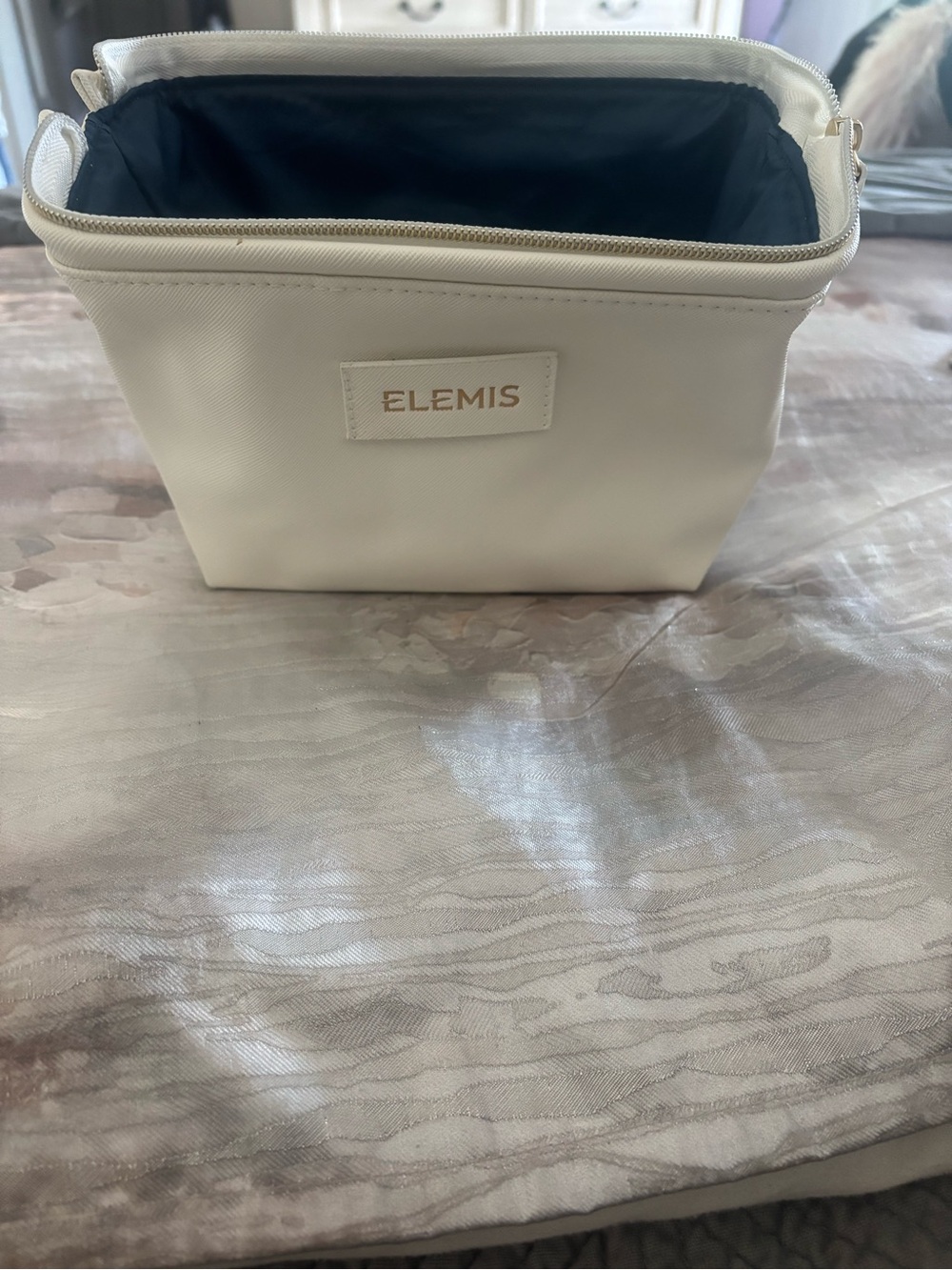 ELEMIS white Cosmetic Travel Case with Gold Logo - Picture 3 of 10